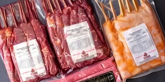 Delivery de espetinhos Campinas mostrando pacotes a vácuo de espetinho de carne, frango e linguiça da Ramalho Carnes, prontos para churrasco.
