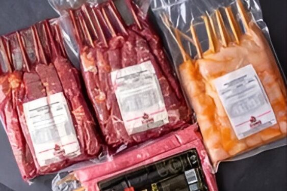 Delivery de espetinhos Campinas mostrando pacotes a vácuo de espetinho de carne, frango e linguiça da Ramalho Carnes, prontos para churrasco.