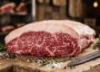 Close-up de um corte premium com alto marmoreio e gordura entremeada, destacando uma carne boa para assar selecionada em Campinas.