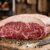 Close-up de um corte premium com alto marmoreio e gordura entremeada, destacando uma carne boa para assar selecionada em Campinas.