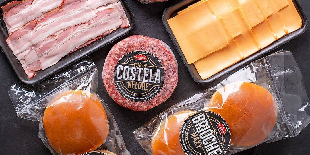 Kit Burger completo do Açougue Ramalho em Campinas, ideal para preparar um lanche artesanal suculento em casa, contendo hambúrgueres de costela Nelore, pães brioche Maxy, bacon e queijo cheddar.