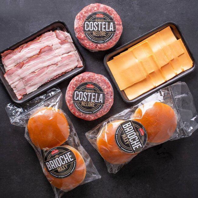 Kit Burger completo do Açougue Ramalho em Campinas, ideal para preparar um lanche artesanal suculento em casa, contendo hambúrgueres de costela Nelore, pães brioche Maxy, bacon e queijo cheddar.