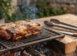Uma peça suculenta de costela bovina, considerada uma ótima carne de segunda para churrasco, assando em uma grelha rústica sobre brasas de carvão com fumaça subindo.