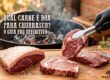 Tábua de madeira personalizada Ramalho Carnes com cortes de picanha, bife ancho e outro corte bovino nobre com sal grosso, ao lado de uma churrasqueira acesa. Texto sobreposto pergunta: 'Qual carne é boa para churrasco?'. Uma pessoa com luva preta segura pinças, pronta para grelhar a carne.