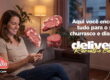 Mulher sorrindo sentada no sofá de casa enquanto usa o celular para fazer um pedido no açougue online, com cortes nobres de carne bovina flutuando ao redor.