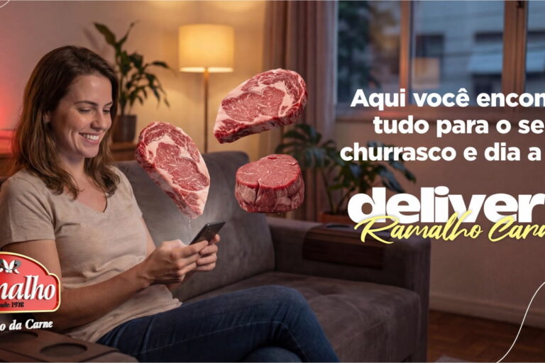 Açougue Online Ramalho Carnes: Delivery Prático Mulher sorrindo sentada no sofá de casa enquanto usa o celular para fazer um pedido no açougue online, com cortes nobres de carne bovina flutuando ao redor.