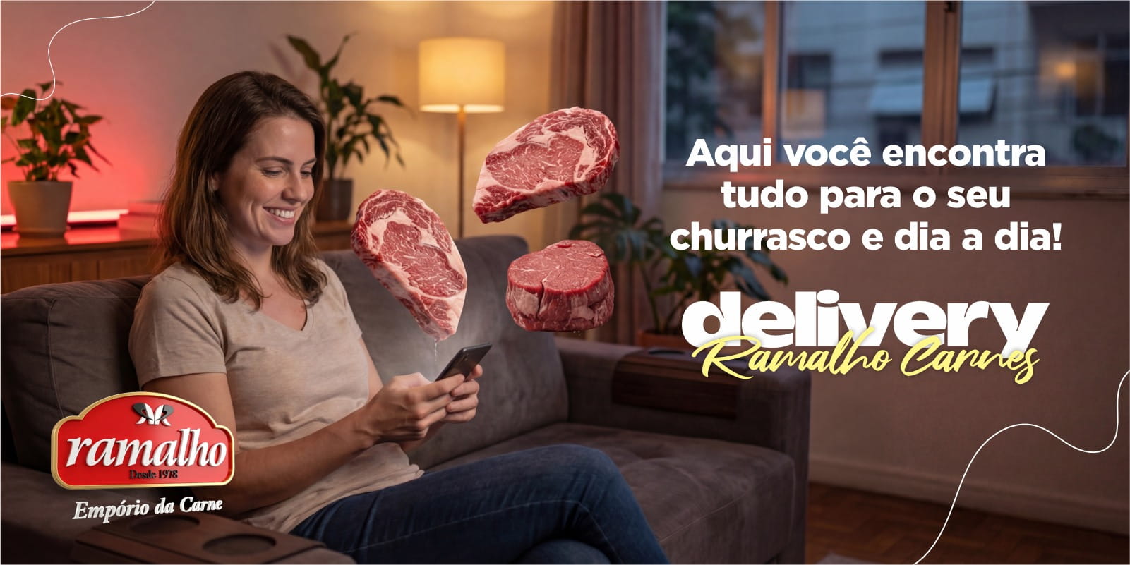 Açougue Online Ramalho Carnes: Delivery Prático Mulher sorrindo sentada no sofá de casa enquanto usa o celular para fazer um pedido no açougue online, com cortes nobres de carne bovina flutuando ao redor.