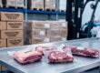 Cortes de carnes bovinas premium embalados a vácuo sobre mesa de inox no centro de distribuição da Ramalho Carnes, o seu fornecedor de carnes para restaurante na RMC.