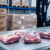 Cortes de carnes bovinas premium embalados a vácuo sobre mesa de inox no centro de distribuição da Ramalho Carnes, o seu fornecedor de carnes para restaurante na RMC.