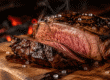 Corte bovino grelhado fatiado mostrando o centro rosado e o marmoreio da carne suculenta para churrasco