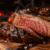 Corte bovino grelhado fatiado mostrando o centro rosado e o marmoreio da carne suculenta para churrasco